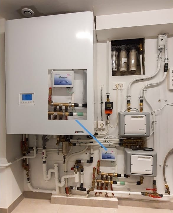 ULF 2.1 installé près d'une chaudière avec bobine empêchant la formation de boues, corrosion et biofilms dans le circuit de chauffage plancher chauffant.
